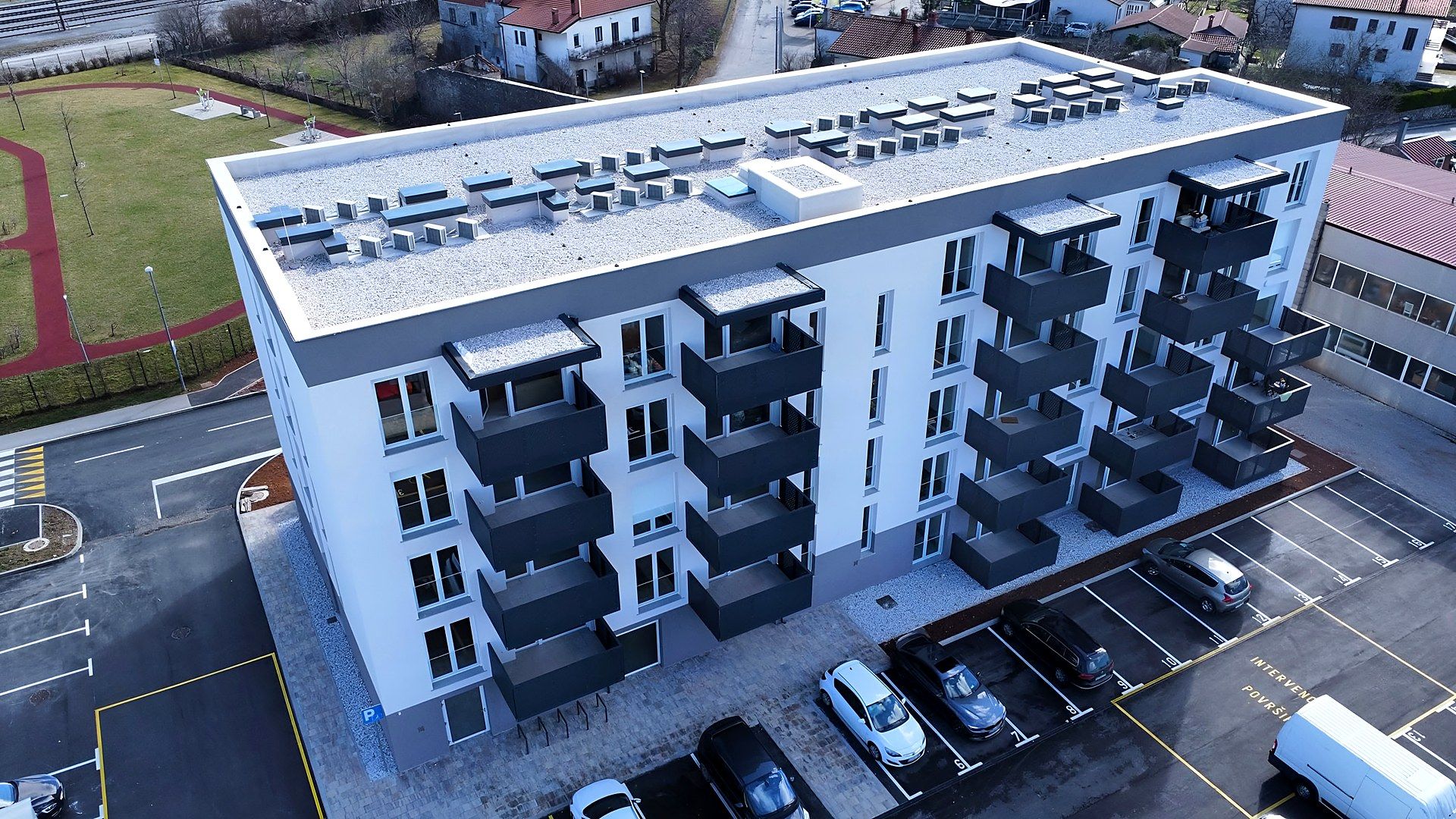 Večstanovanjski objekt z ravno streho – izvedba Streha Kuhar